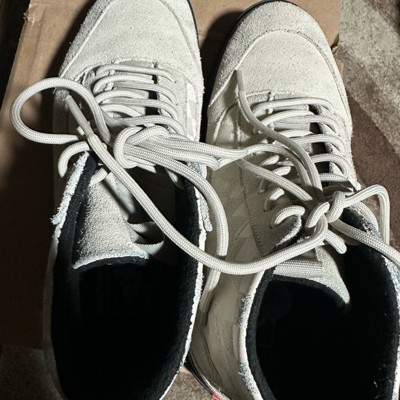 Vans Cream Sneakers Sleek Design Everyday Comfort - Picture 2 of 12
